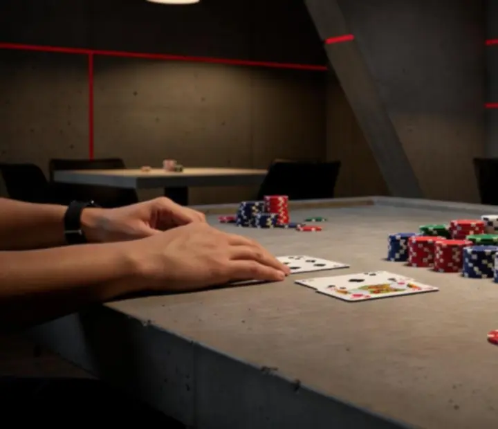 Skupina hostů u pokerového stolu s žetony v restauraci Bohemiva